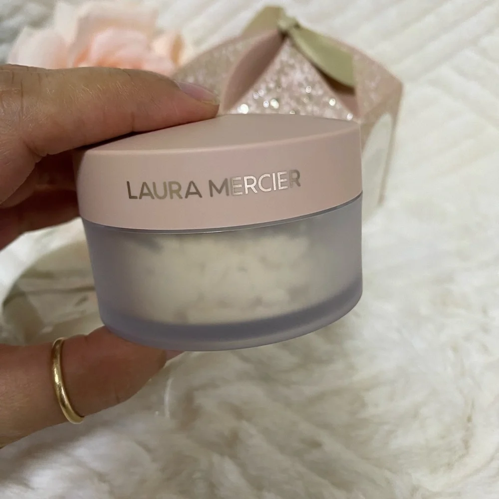 Laura Mercier Divinely Flawless Translucent Loose Setting Powder. 29g/ 1 oz